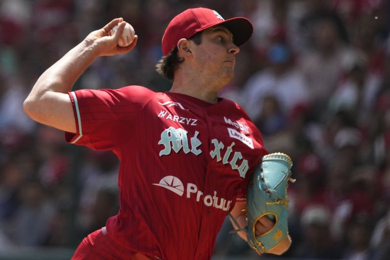 El lanzador de los Diablos Rojos Trevor Bauer en acción ante los Yankees de Nueva York durante la primera entrada del juego de exhibición en el estadio Alfredo Harp Helu, en la Ciudad de México, el domingo 24 de marzo de 2024. (AP Foto/Fernando Llano)