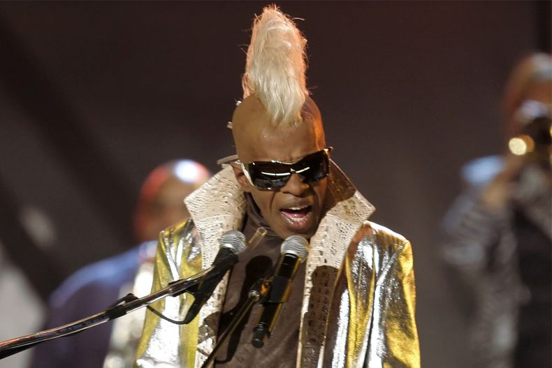 Sly Stone del grupo Sly and the Family Stone en los premios Grammy el 8 de febrero del 2006 en Los Ángeles. (AP foto/Mark J. Terrill)