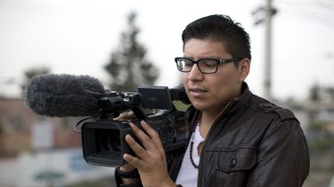 americateve | Dar&iacute;o Guerrero graba los alrededores de la casa de sus abuelos en un barrio suburbano de la Ciudad de M&eacute;xico el 3 de octubre del 2014. Guerrero es un dreamer que se qued&oacute; varado en M&eacute;xico tras salir de Estados Unidos por una em