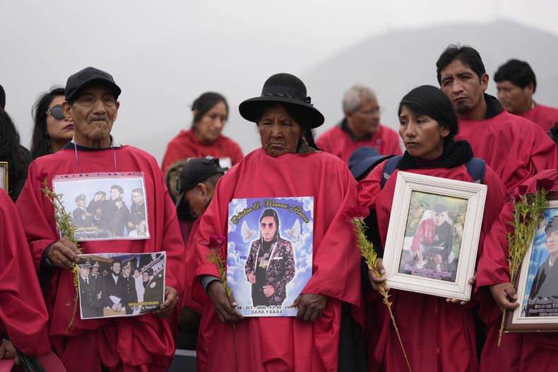 Manifestantes con fotos de las personas fallecidas en las protestas antigubernamentales de 2023-2024 protestan contra una ley de amnistía recientemente aprobada que beneficia a militares y civiles procesados por abusos de derechos humanos durante el conflicto armado del país, en Lima, Perú, el domingo 27 de julio de 2025. (Foto AP/Martín Mejía)