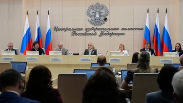 Ella Pamfilova, jefa de la Comisión Electoral Central de Rusia (centro), reporta los resultados oficiales de las elecciones parlamentarias de Rusia en una reunión de la entidad en Moscú, Rusia, el 25 de septiembre de 2026. (AP Foto/Alexander Zemlianichenko)