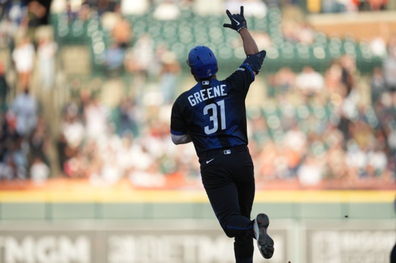 Riley Greene, de los Tigres de Detroit, celebra su cuadrangular frente a los Yankees de Nueva York durante la quinta entrada del juego de béisbol de Grandes Ligas, el lunes 22 de junio de 2026, en Detroit. (AP Foto/Paul Sancya)