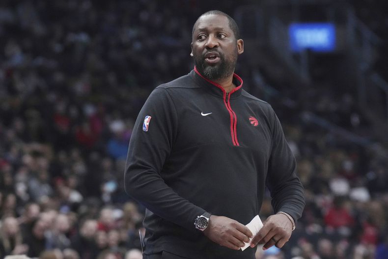 ARCHIVO - Foto del 12 de febrero del 2023, el entrenador asistente de los Raptors de Toronto Adrian Griffin dirigiendo al equipo frente a los Pistons de Detroit. El sábado 27 de mayo del 2023, los Bucks finalizan un acuerdo para firmar a Griffin como nuevo entrenador, de acuerdo con una persona que tiene conocimiento del trato. (Chris Young/The Canadian Press via AP, File)