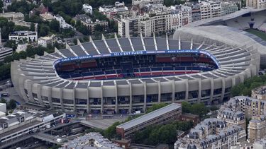 ARCHIVO - Vista del Parque de los Príncipes, el estadio donde juega el Paris Saint-Germain, el martes 11 de julio de 2023, en París. (AP Foto/Christophe Ena)