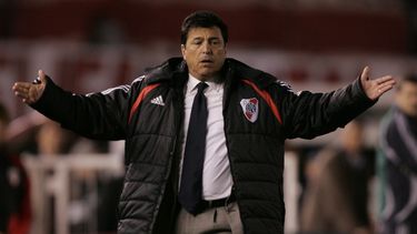 americateve | Daniel Passarella fotografiado cuando dirig&iacute;a a River en un partido de la Copa Sudamericana en Buenos Aires el 14 de noviembre del 2007. Ex jugador, t&eacute;cnico y presidente de River, Passarella fue denunciado por el club por presunto fraude cua