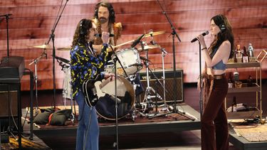 Los miembros de la compañía de Stereophonic durante su presentación en la 77a edición de los Premios Tony el domingo 16 de junio de 2024 en Nueva York. (Foto Charles Sykes/Invision/AP)