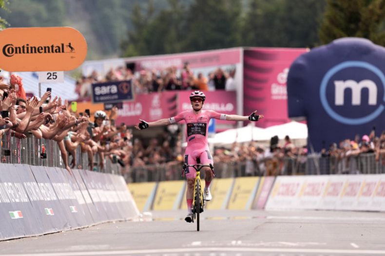 Jonas Vingegaard celebra su victoria en la 20ma etapa del Giro de Italia, el sábado 30 de mayo de 2026, en Piancavallo. (Massimo Paolone/LaPresse vía AP)