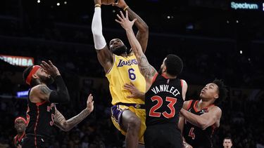 Barnes y los Raptors derrotan a los Lakers 114-103