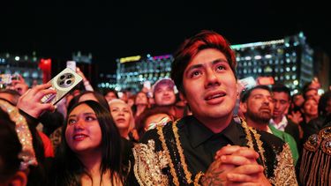El público disfruta de una proyección gratuita del concierto que el fallecido cantante mexicano Juan Gabriel ofreció en 1990 en Bellas Artes, en el Zócalo, la plaza principal de la Ciudad de México, el sábado 8 de noviembre de 2025. (Foto AP/Claudia Rosel)