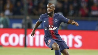 En esta imagen de archivo, tomada el 14 de septiembre de 2018, el futbolista del Paris-Saint-Germain Lassana Diarra conduce la pelota durante un partido de la liga francesa contra el Saint-Etienne, en el estadio del Parque de los Príncipes, en París. (AP Foto/Michel Euler, archivo)