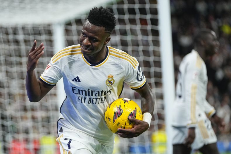 ARCHIVO - Foto del 25 de febrero del 2024, Vinicius Junior del Real Madrid reacciona durante el encuentro ante el Sevilla en el Estadio Santiago Bernabeu. El jueves 29 de febrero del 2024, Vinicius visita este sábado al Valencia por primera vez desde los insultos racistas en el Estadio Mestalla la temporada anterior. (AP Foto/Manu Fernandez, Archivo)