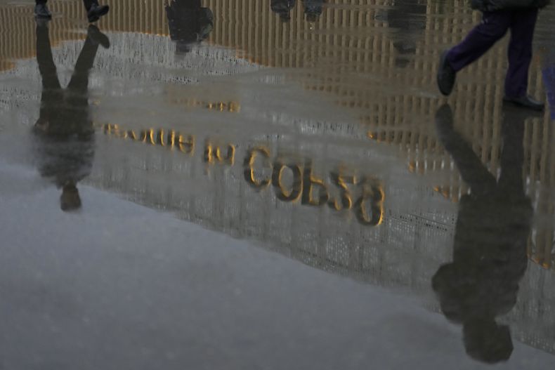 Asistentes llegan bajo la lluvia a la sede de la cumbre climática COP29 de Naciones Unidas, el lunes 18 de noviembre de 2024 en Bakú, Azerbaiyán. (AP Foto/Peter Dejong)