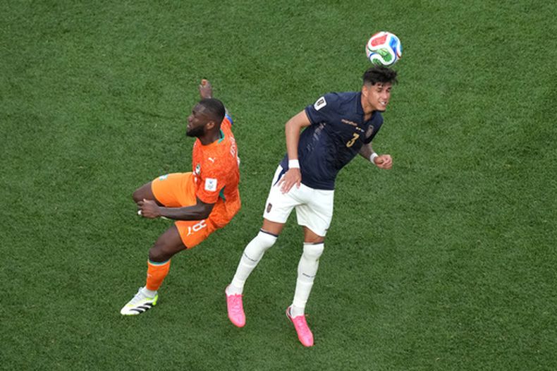 El ecuatoriano Piero Hincapié cabecea el balón frente a Franck Kessie de Costa de Marfil en el encuentro del Grupo E de la Copa Mundial el domingo 14 de junio del 2026. (AP Foto/Matt Rourke)