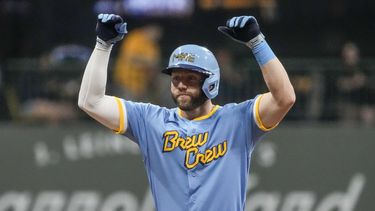 Owen Miller, de los Cerveceros de Milwaukee, festeja luego de batear un doblete ante los Reales de Kansas City, el viernes 12 de mayo de 2023 (AP Foto/Morry Gash)