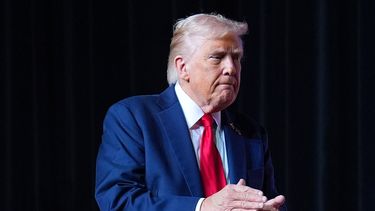 El presidente Donald Trump tras hablarle a militares en la Base de la Infantería de Marina en Quantico, Virginia, el 30 de septiembre del 2025. (AP foto/Evan Vucci)