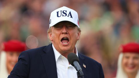 El presidente estadounidense Donald Trump se dirige a la multitud durante el Abierto de Irlanda en el campo Trump International Golf Links en Doonbeg, Irlanda, el domingo 13 de septiembre de 2026. (Foto AP/Peter Morrison)