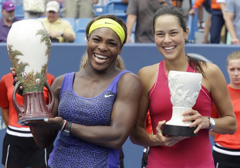 La estadounidense Serena Williams, izquierda, sonr&iacute;e tras vencer a Ana Ivanovic en la final del Masters de Cincinnati el domingo, 17 de agosto de 2014, en Mason, Ohio. (AP Photo/Al Behrman)