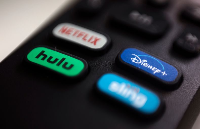 ARCHIVO - Los logos de las plataformas de streaming Netflix, Hulu, Disney Plus y Sling TV, en un control remoto, el 13 de agosto de 2020, en Portland, Oregon. (AP Foto/Jenny Kane, archivo)