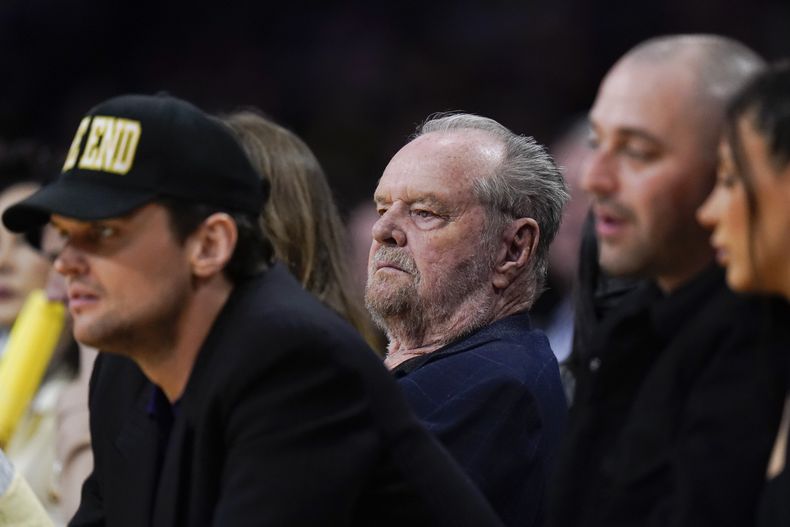 El actor Jack Nicholson presencia el sexto partido de una serie de playoffs entre los Lakers de Los Ángeles y los Grizzlies de Memphis, el viernes 28 de abril de 2023 (AP Foto/Jae C. Hong)