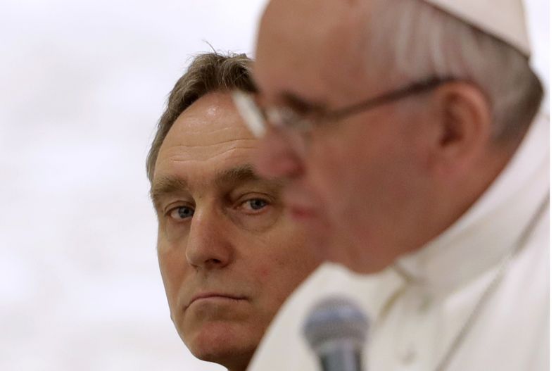 En esta imagen de archivo, el arzobispo Georg Gaenswein mira al papa Francisco durante una audiencia en el Salón Pablo VI, en el Vaticano, el 4 de febrero de 2017. (AP Foto/Andrew Medichini, archivo)