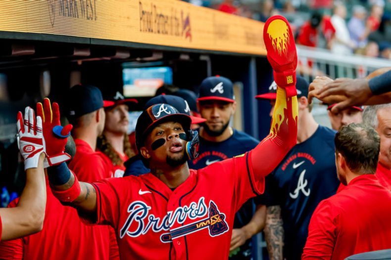 El venezolano Ronald Acuña, de los Bravos de Atlanta, festeja en la cueva luego de anotar ante los Rockies de Colorado en el juego del viernes 28 de agosto de 2026 (AP Foto/Erik S. Lesser)