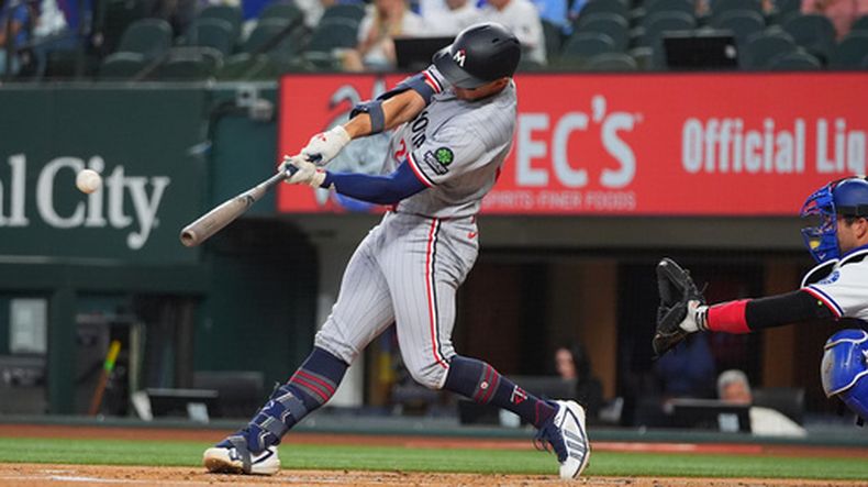 Brooks Lee (izquierda), de los Mellizos de Minnesota, conecta un jonrón frente al receptor de los Rangers de Texas, Kyle Higashioka, durante la primera entrada de un partido de béisbol contra los Rangers de Texas, el jueves 18 de junio de 2026, en Arlington, Texas. (Foto AP/LM Otero)