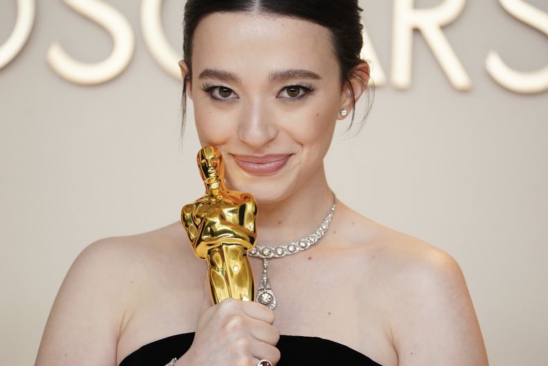 ARCHIVO - Mikey Madison, ganadora del premio a la mejor actriz por Anora, posa en la sala de prensa de los Oscar el 2 de marzo de 2025, en Los Ángeles. (Foto Jordan Strauss/Invision/AP, archivo)