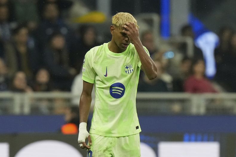 Lamine Yamal, del Barcelona, se lamenta tras errar una oportunidad ante el Inter de Milán en la vuelta de las semifinales de la Liga de Campeones, el martes 6 de mayo de 2025 (AP Foto/Luca Bruno)