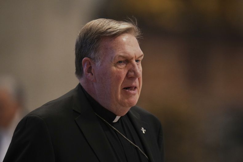 ARCHIVO – El cardenal Joseph William Tobin asiste a una misa en el quinto de los nueve días de duelo por el difunto papa Francisco, en la basílica de San Pedro en el Vaticano, el 30 de abril de 2025. (AP Foto/Alessandra Tarantino, Archivo)