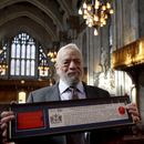 ARCHIVO - El compositor y letrista estadounidense ganador de múltiples premios, Stephen Sondheim, posa con su Copia de la Libertad enmarcada, después de recibir el Premio a la Libertad de la Ciudad de Londres en una ceremonia en el Guildhall de Londres, el 27 de septiembre de 2018. (Foto AP/Kirsty Wigglesworth, archivo)