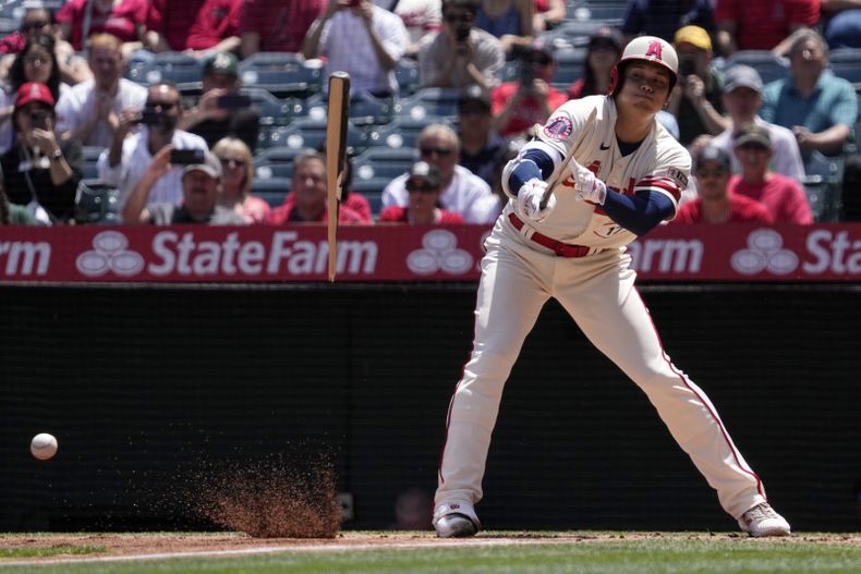 El japonés Shohei Ohtani, de los Angelinos de Los Ángeles, rompe el bate al conectar un sencillo ante los Atléticos de Oakland, el jueves 27 de abril de 2023 (AP Foto/Mark J. Terrill)