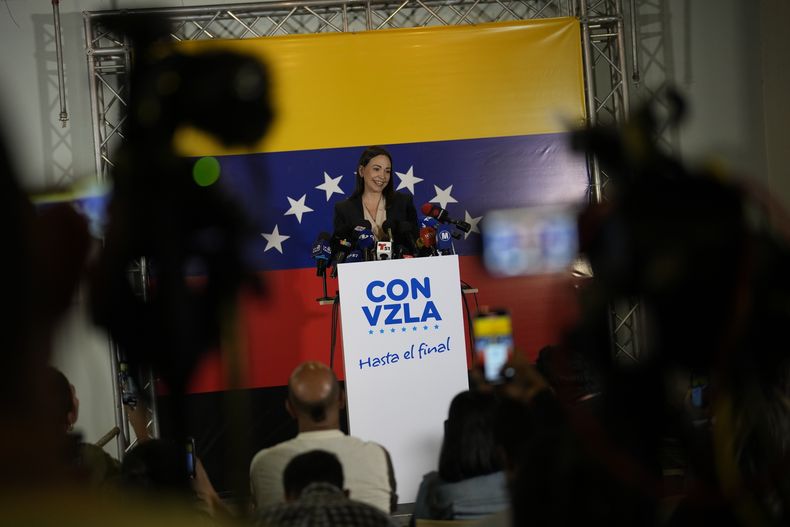 María Corina Machado, exlegisladora y feroz opositora del gobierno, da declaraciones a la prensa en Caracas, Venezuela, el martes 24 de octubre de 2023. Machado obtuvo una abultada ventaja en las primarias de la oposición para convertirse en la rival de Nicolás Maduro de cara a las presidenciales de 2024. (AP Foto/Ariana Cubillos)