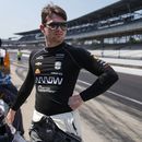 El piloto mexicano Pato OWard en la zona de pits durante una práctica con miras a las 500 Millas de Indiánpolis, el viernes 19 de mayo de 2023. (AP Foto/Michael Conroy)