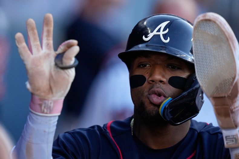 El venezolano Ronald Acuña Jr., de los Bravos de Atlanta, festeja luego de anotar en la serie divisional de la Liga Nacional ante los Dodgers de Los Ángeles, el domingo 4 de octubre de 2026 (AP Foto/Mark J. Terrill)