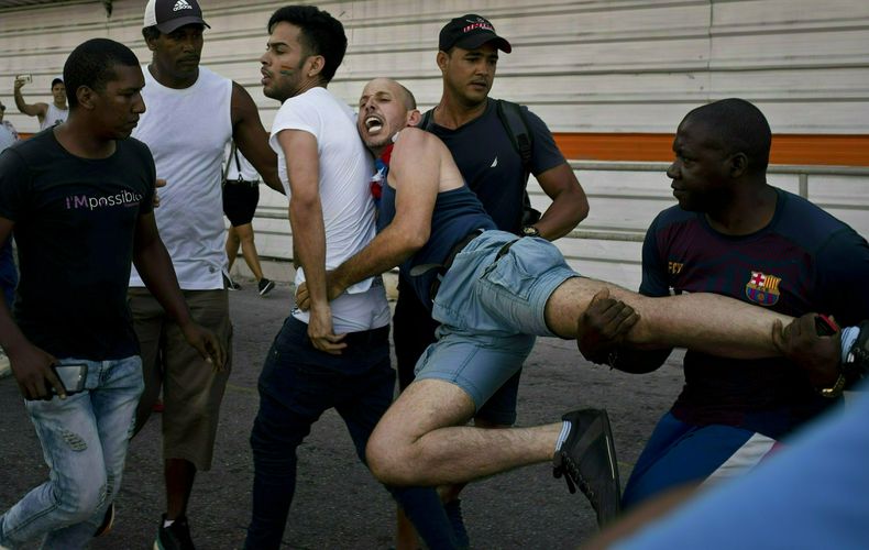 CAR-GEN_CUBA-GAYS-0.jpg