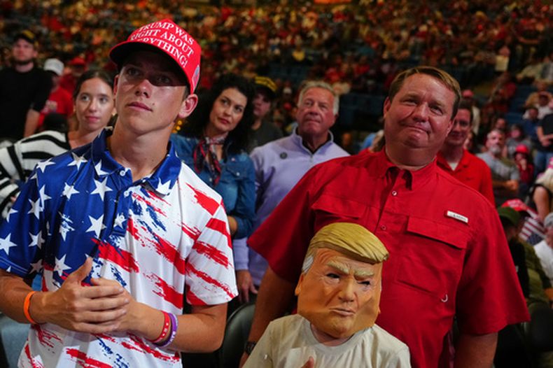 Una multitud escucha al presidente Donald Trump durante un mitin de campaña en el Heartland Credit Union Arena, el lunes 19 de octubre de 2026, en Park City, Kansas. (AP Foto/Julia Demaree Nikhinson)