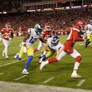 Chiefs pelean para superar a unos golpeados Rams