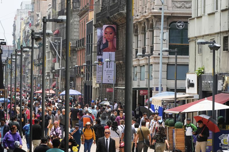 Peatones recorren la avenida Francisco I. Madero el jueves 10 de julio de 2025, en Ciudad de México. (AP Foto/Fernando Llano)