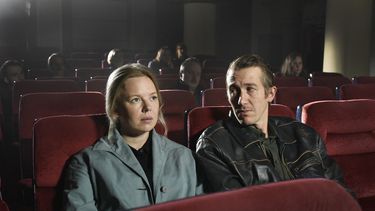 En esta imagen proporcionada por MUBI, Alma Pöysti, izquierda, y Jussi Vatanen en una escena de Hojas de otoño. (MUBI vía AP)