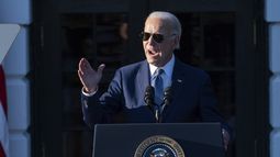 El presidente Joe Biden habla durante la celebración del 30º aniversario de la Ley contra la Violencia contra la Mujer en el jardín sur de la Casa Blanca, el jueves 12 de septiembre de 2024, en Washington. (Foto AP/José Luis Magana)