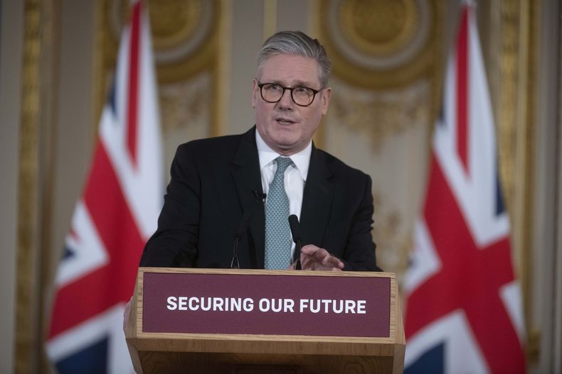 El primer ministro británico Keir Starmer habla en una conferencia de prensa durante una cumbre de gobernantes europeos organizada por él para hablar sobre la situación en Ucrania, en Lancaster House, el domingo 2 de marzo de 2025, en Londres. (Julian Simmonds/Foto compartida vía AP)