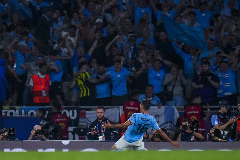 Rodrigo, del Manchester City, celebra después de anotar el primer gol de su equipo en la final de la Liga de Campeones ante el Inter de Milán, el sábado 10 de junio de 2023, en Estambul. (AP Foto/Manu Fernandez)