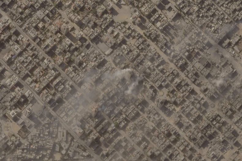 Esta imagen satelital de Planet Labs PBC muestra un incendio en la Ciudad de Gaza, el lunes 6 de noviembre de 2023, en la Franja de Gaza. (Planet Labs PBC vía AP)