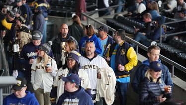 Fanáticos de los Cerveceros de Milwaukee llegan a la celebración por el campeonato de la Serie Mundial, el viernes 30 de octubre de 2026, en Milwaukee. (AP Foto/Nam Huh)
