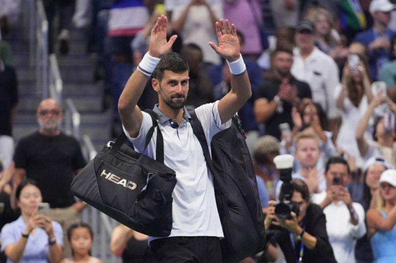 Novak Djokovic saluda al público tras su derrota ante Mariano Navone en la primera ronda del US Open, el domingo 30 de agosto de 2026, en Nueva York. (AP Foto/Frank Franklin II)