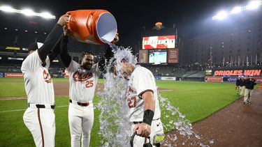 James McCann (27), de los Orioles de Baltimore, es empapado por Anthony Santander (25) y Colton Cowser, a la izquierda, después de un juego de béisbol contra los Reales de Kansas City, el miércoles 3 de abril de 2024, en Baltimore. McCann conectó un sencillo productor de dos carreras en el noveno. Los Orioles ganaron 4-3. (AP Foto/Nick Wass)