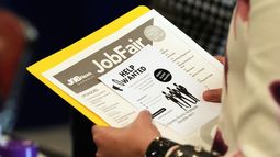 ARCHIVO – Un buscador de empleo espera para hablar con un reclutador en una feria de empleo, el 28 de agosto de 2025, en Sunrise, Florida. (AP Foto/Marta Lavandier, Archivo)