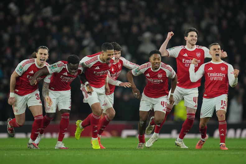 Los jugadores del Arsenal celebran tras ganar en una tanda de penaltis el juego de fútbol de los cuartos de final de la Copa de la Liga de Inglaterra entre el Arsenal y el Crystal Palace en Londres, el martes 23 de diciembre de 2025. (AP Photo/Kin Cheung)
