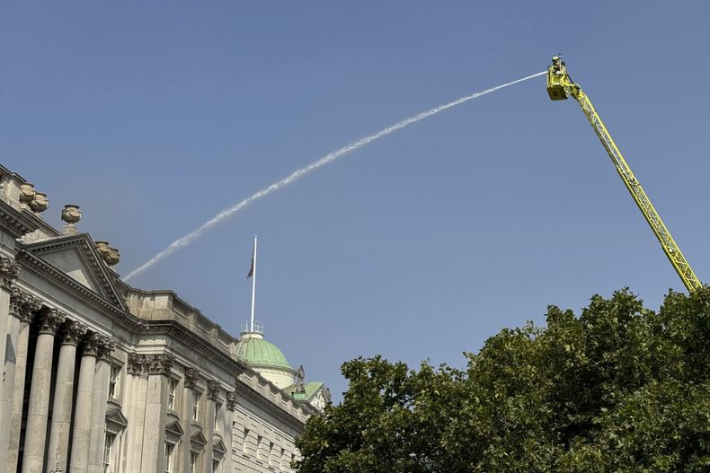 Bomberos luchan por apagar un incendio en la Somerset House de Londres, el sábado 17 de agosto de 2024. (Shivansh Gupta/PA via AP)