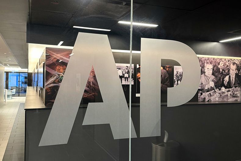 ARCHIVO – El logotipo de The Associated Press en las oficinas mundiales de la agencia noticiosa en Nueva York, el 9 de abril de 2025. (AP Foto/Aaron Jackson, Archivo)
